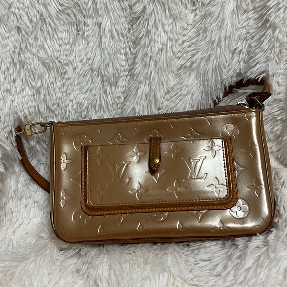*Authentic*Louis Vuitton Nude Patent Leather Pochette Shoulder Bag